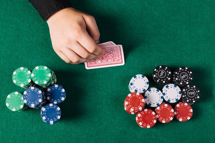Bagan tingkat loyalitas HKi8 menampilkan manfaat progresif dari Member hingga Diamond
